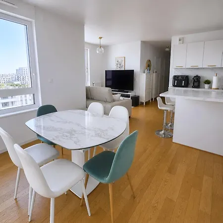 Bright Spacious Flat Near Paris شقة