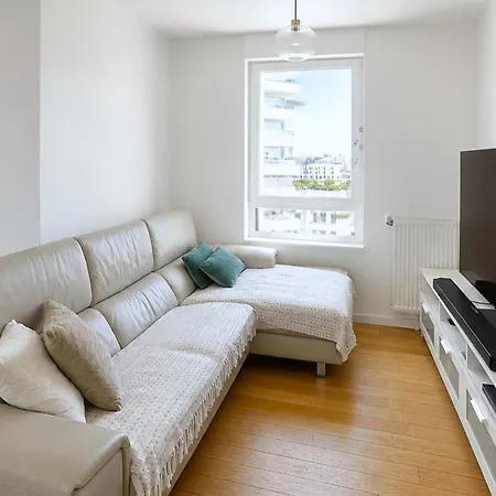 Bright Spacious Flat Near Paris شقة